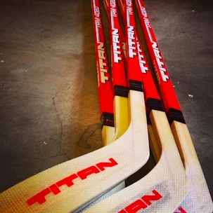 Bastone da hockey in legno CCM  Titan 4020 Senior 23 mano sinistra in basso